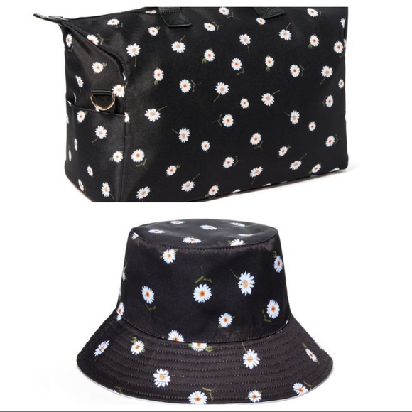 Alice + Olivia Black White Daisy Print Duffel Bag FREE Matching Reversible Hat - Picture 2 of 9